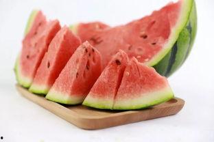 夏天吃瓜看球,瓜果飘香，激情看球夜