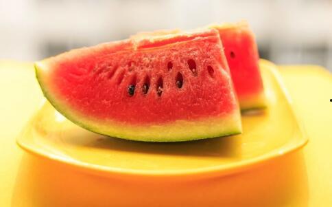 夏天吃瓜看球,瓜果飘香，激情看球夜