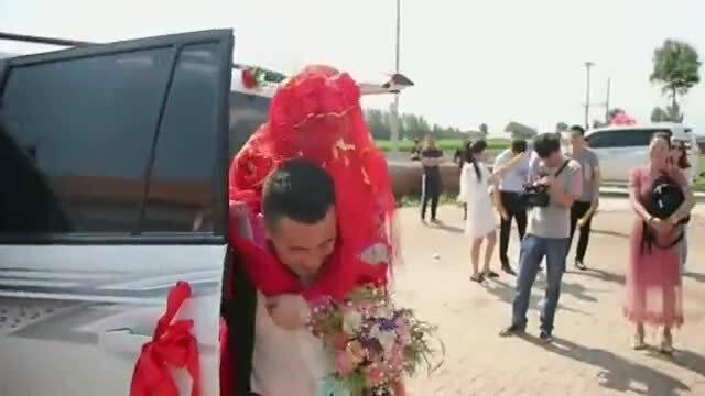 农村结婚新郎吃瓜,新郎吃瓜成潮流，趣味横生见证爱情