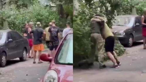 街头吵架打架吃瓜,围观群众“吃瓜”现场直击