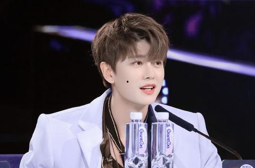 任嘉伦综艺 吃瓜