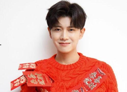 任嘉伦综艺 吃瓜