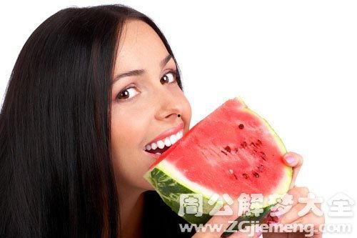 梦见吃瓜和摘瓜是啥意思,吃瓜与摘瓜的寓意解读