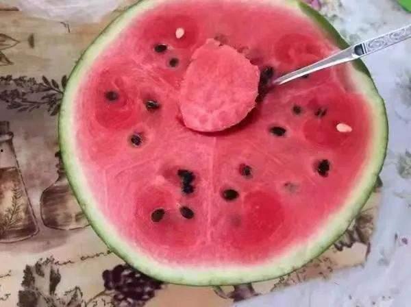 吃瓜用勺子吃,趣味横生的夏日消暑新风尚