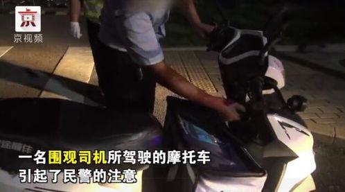 女人吃瓜群众围观,揭秘围观背后的社会现象