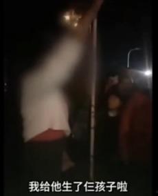 女人吃瓜群众围观,揭秘围观背后的社会现象