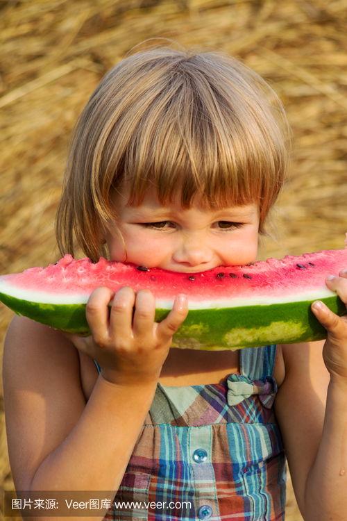 女孩吃瓜么,女孩们的甜蜜食趣