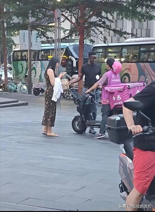 深圳外卖黑人吃瓜,黑人食客品尝特色瓜果，文化交流新风景