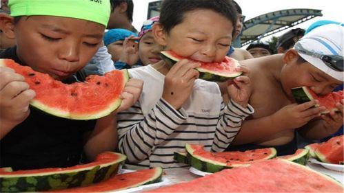 深圳外卖黑人吃瓜,黑人食客品尝特色瓜果，文化交流新风景