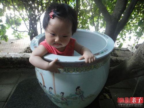 宝宝吃大瓜搞笑视频,萌态百出，笑料连连！