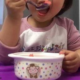 宝宝吃大瓜搞笑视频,萌态百出，笑料连连！