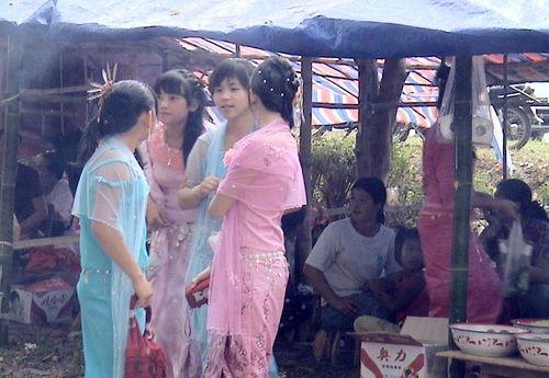 缅甸边境吃瓜妇女,揭秘吃瓜妇女生存现状