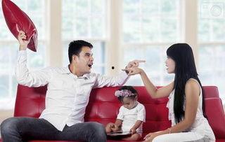 吵架离婚吃瓜合影,吃瓜群众合影见证情感裂痕